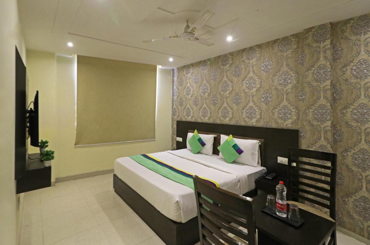 Hotel Paragon Suites Nueva Delhi Exterior foto