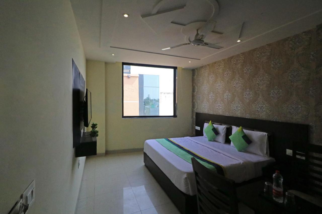 Hotel Paragon Suites Nueva Delhi Exterior foto