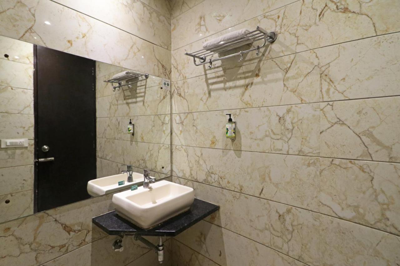 Hotel Paragon Suites Nueva Delhi Exterior foto